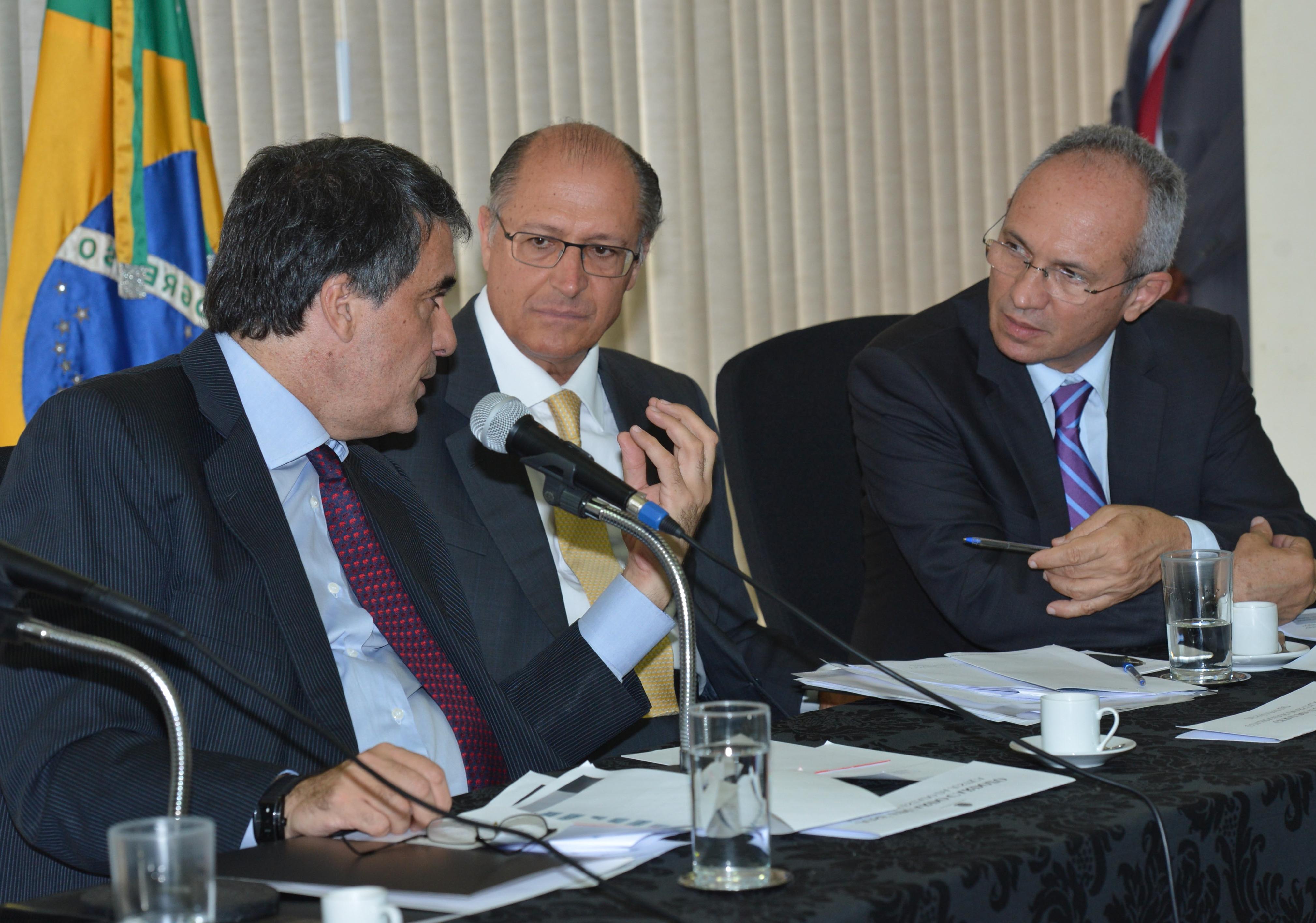 Os governadores do Espírito Santo, Paulo Hartung, de São Paulo, Geraldo Alckmin, e o ministro da Justiça, José Eduardo Cardozo, durante reunião sobre ações na área de segurança pública (Valter Campanato/Agência Brasil)