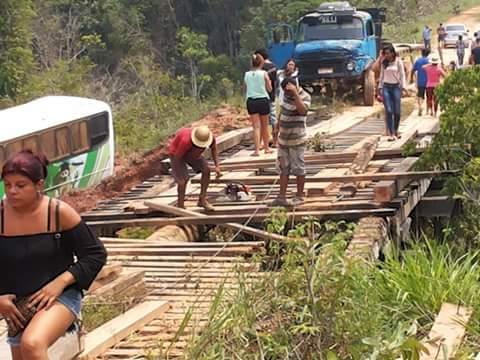 Moradores recuperam ponte na BR-319 no Amazonas